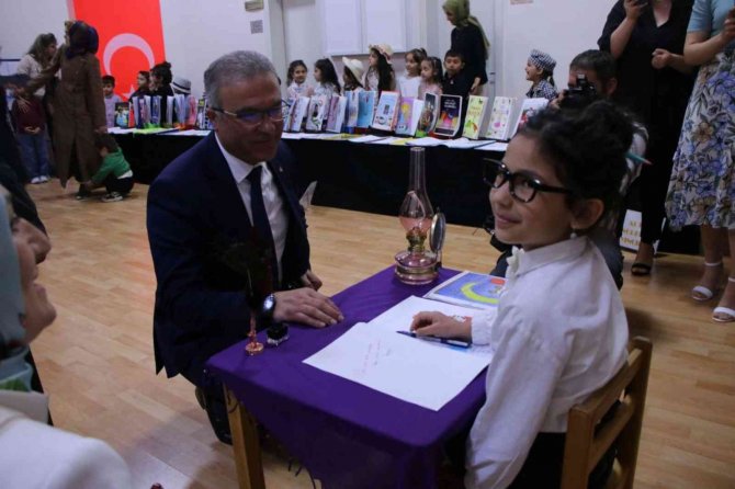 Minik Öğrenciler Kendi Kitaplarını Bastı