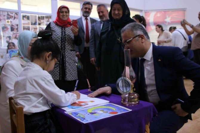 Minik Öğrenciler Kendi Kitaplarını Bastı