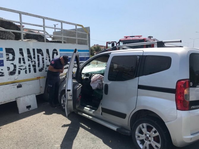 Kamyona Arkadan Çarpan Ticari Araç Hurdaya Döndü, Kazada Bir Kişi Yaralandı