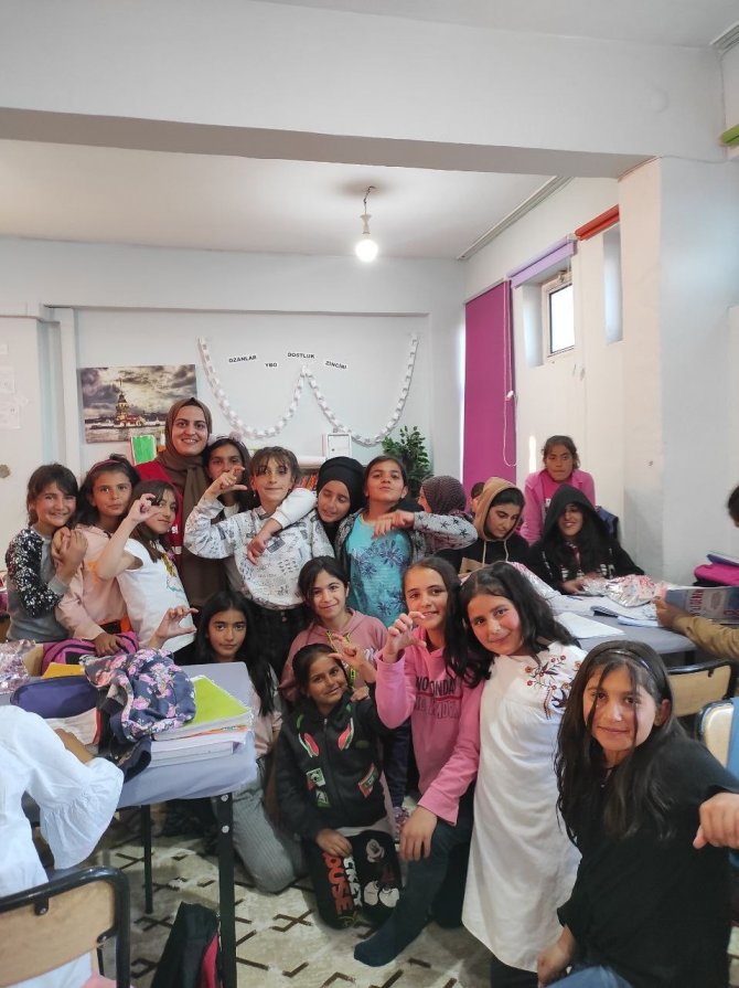 Kızılay Kadın Kolları, Kız Çocuklarının Elinden Tuttu