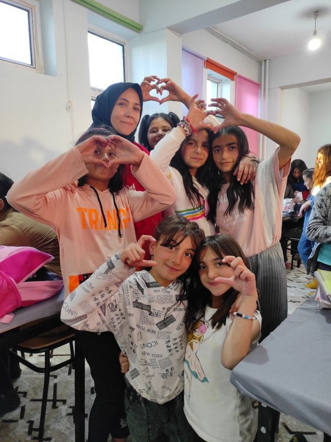 Kızılay Kadın Kolları, Kız Çocuklarının Elinden Tuttu