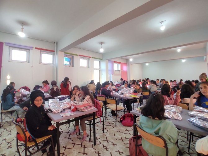 Kızılay Kadın Kolları, Kız Çocuklarının Elinden Tuttu