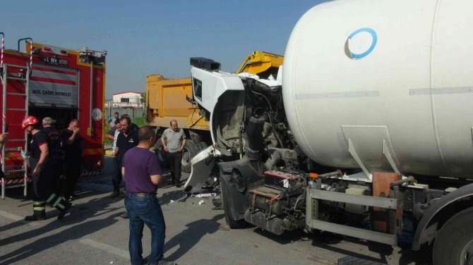 Gaz Tankeri İle Kamyon Çarpıştı, Ortalık Savaş Alanına Döndü: 1 Yaralı