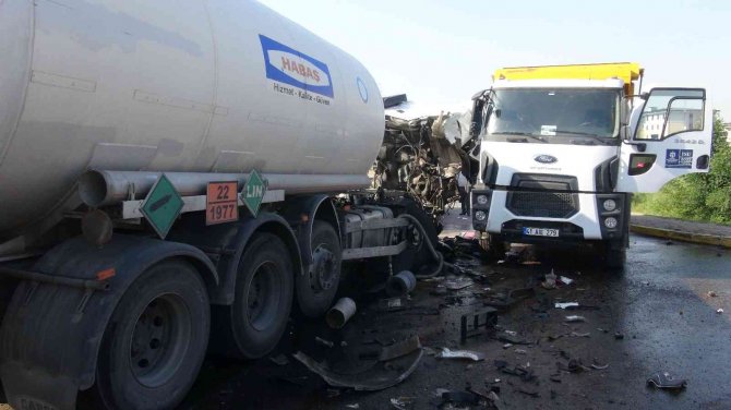 Gaz Tankeri İle Kamyon Çarpıştı, Ortalık Savaş Alanına Döndü: 1 Yaralı