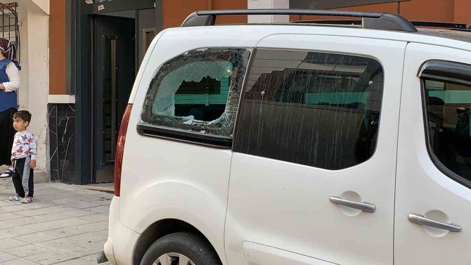 Küçükçekmece’de 3. Kattan Aracın Üzerine Düşen Çocuk Yaralandı