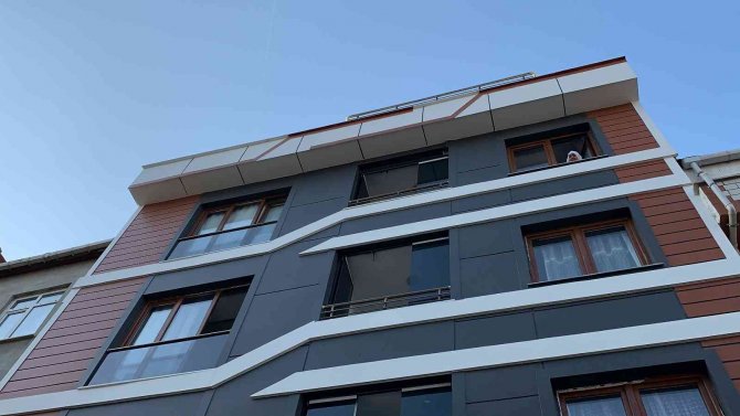 Küçükçekmece’de 3. Kattan Aracın Üzerine Düşen Çocuk Yaralandı