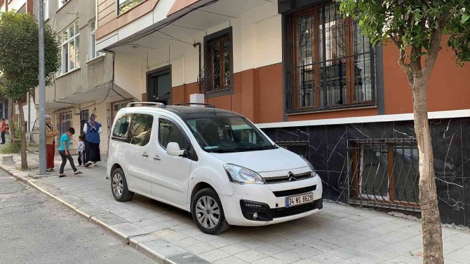 Küçükçekmece’de 3. Kattan Aracın Üzerine Düşen Çocuk Yaralandı
