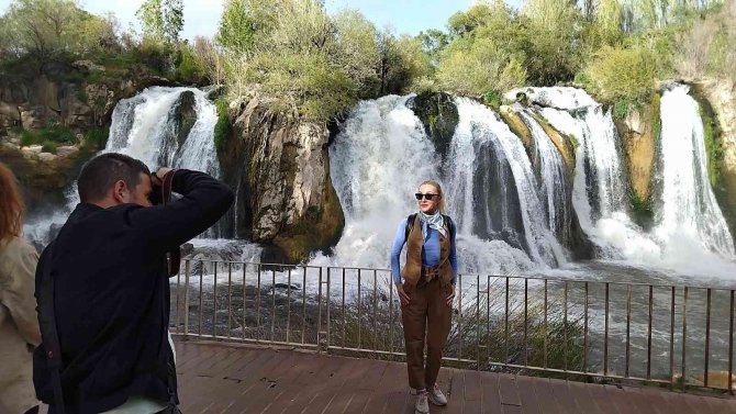 Bakan Ersoy’un Eşi Ünlü İsimlerle Van’ı Gezdi