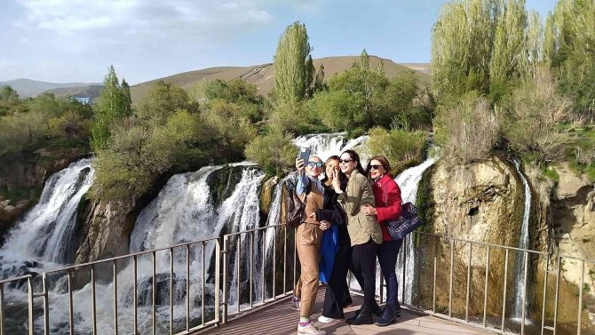 Bakan Ersoy’un Eşi Ünlü İsimlerle Van’ı Gezdi