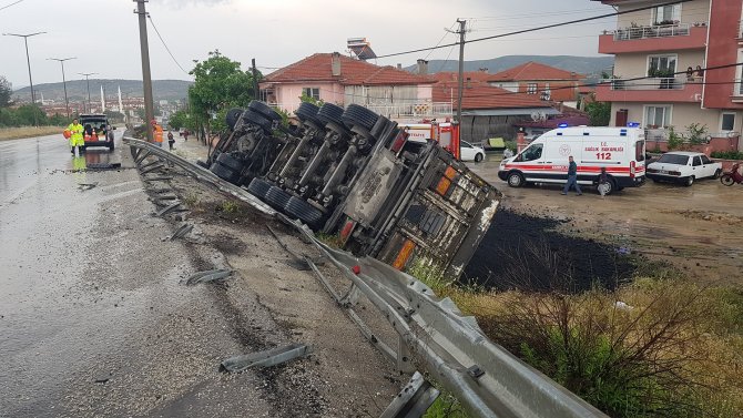 Yağışlı Havada Kontrolden Çıkan Tır Yan Yattı