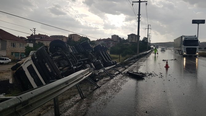 Yağışlı Havada Kontrolden Çıkan Tır Yan Yattı