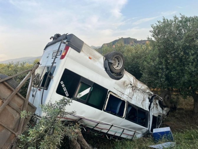 Minibüs İle Kamyonet Kavşakta Çarpıştı: 4 Yaralı