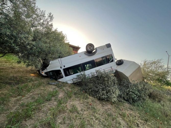 Minibüs İle Kamyonet Kavşakta Çarpıştı: 4 Yaralı