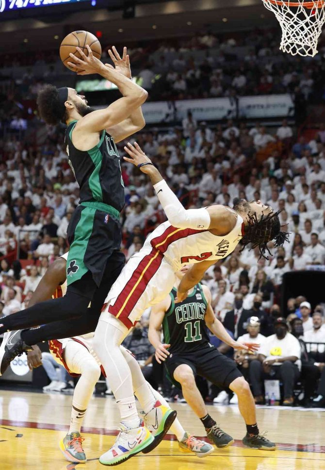 Boston, Miami Karşısında 3-2 Öne Geçti
