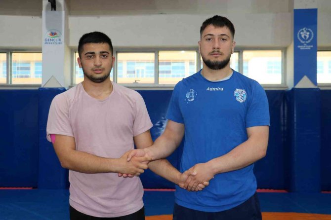 Sivaslı Genç Güreşçi Olimpiyat Şampiyonu Oldu