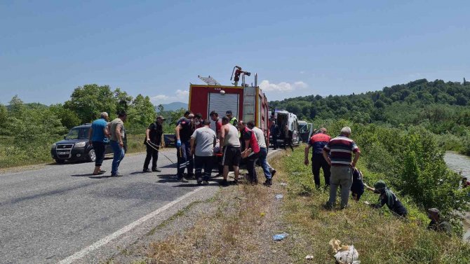 Kontrolden Çıkan Araç Dereye Düştü: 1 Kişi Halatla Kurtarıldı