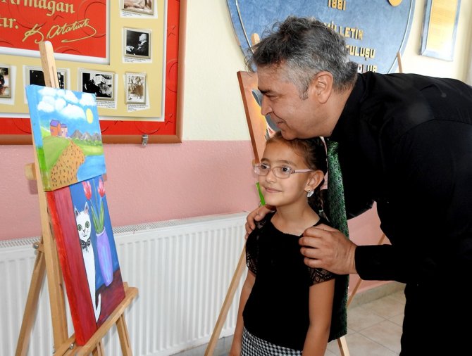 Çeşme’de "Temel Eğitimde 10 Bin Okul Projesi” Dahilinde Yıl Sonu Sergisi Açıldı