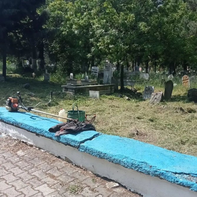 Pazaryeri’nde Mezarlık Temizleme Çalışmaları Devam Ediyor
