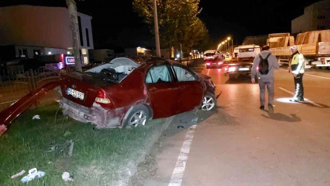 Önce Çarpıştılar, Sonra Ağaçlara Çarptılar: 5 Yaralı