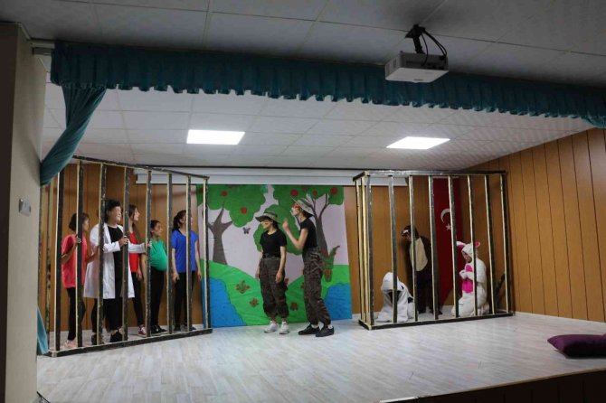 Şırnak’ta Öğrenci Ve Polisler Hayvanlar İçin Tiyatroda Buluştu