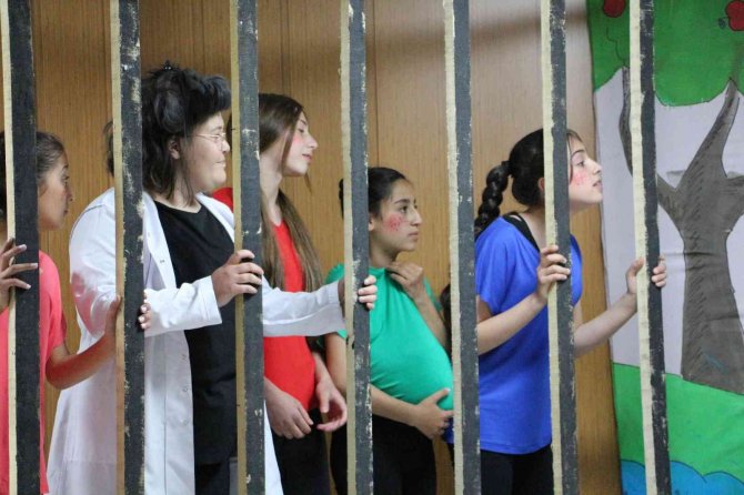 Şırnak’ta Öğrenci Ve Polisler Hayvanlar İçin Tiyatroda Buluştu
