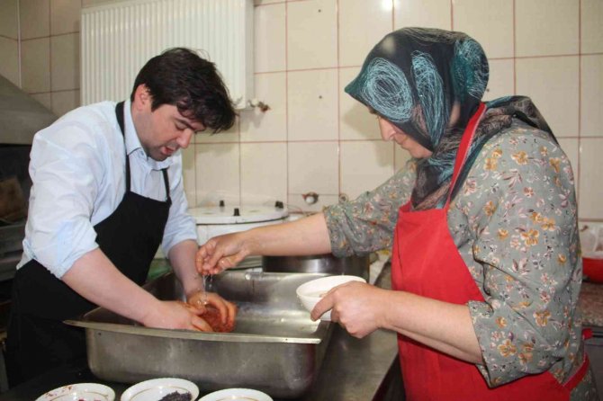 Kaymakam Türk Mutfağı Haftasında Kolları Sıvadı, Kadınlarla Birlikte Mutfağa Girdi