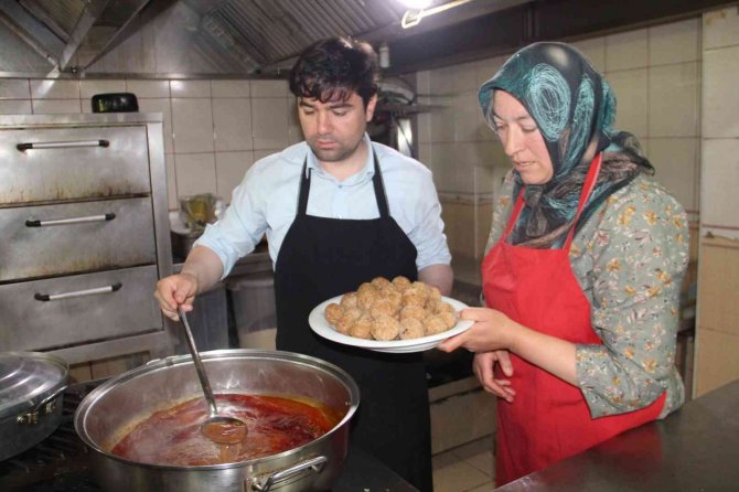 Kaymakam Türk Mutfağı Haftasında Kolları Sıvadı, Kadınlarla Birlikte Mutfağa Girdi