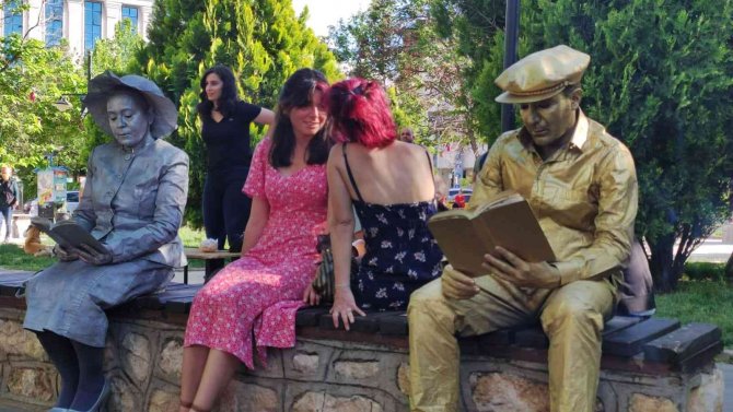 Tunceli’de Kitap Okumanın Önemini Anlatmak İçin Canlı Heykel Performansı Sergilendi