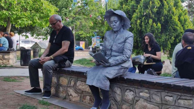 Tunceli’de Kitap Okumanın Önemini Anlatmak İçin Canlı Heykel Performansı Sergilendi