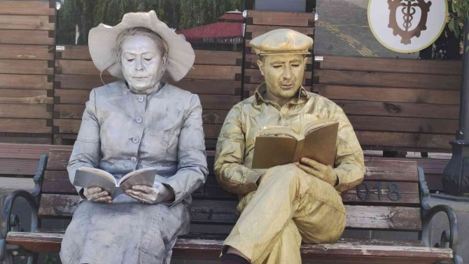 Tunceli’de Kitap Okumanın Önemini Anlatmak İçin Canlı Heykel Performansı Sergilendi