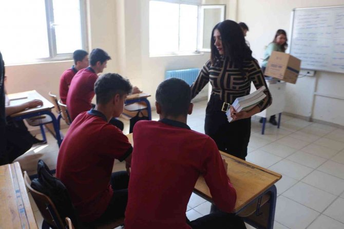 Silopi Türk Ocaklarından Öğrencilere Kaynak Kitap Desteği