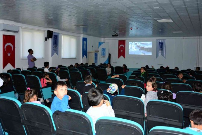 Tuşba Belediyesi Öğrencileri Sinemayla Buluşturmaya Devam Ediyor
