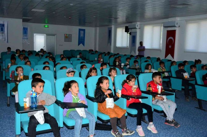 Tuşba Belediyesi Öğrencileri Sinemayla Buluşturmaya Devam Ediyor