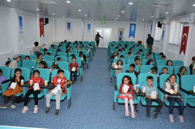 Tuşba Belediyesi Öğrencileri Sinemayla Buluşturmaya Devam Ediyor