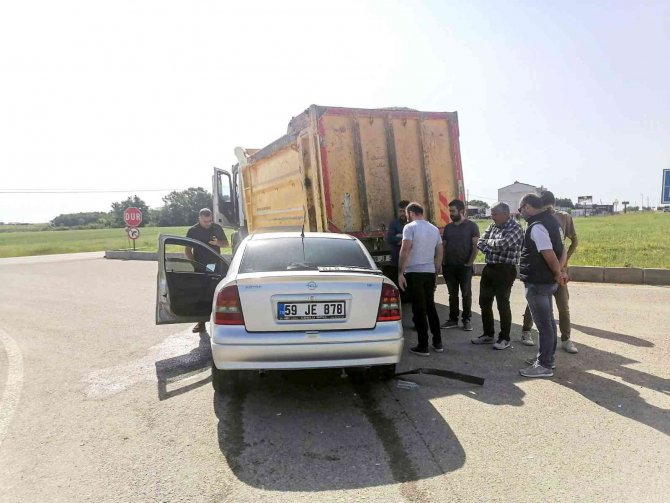 Otomobil Kamyona Arkadan Çarptı: 1 Yaralı