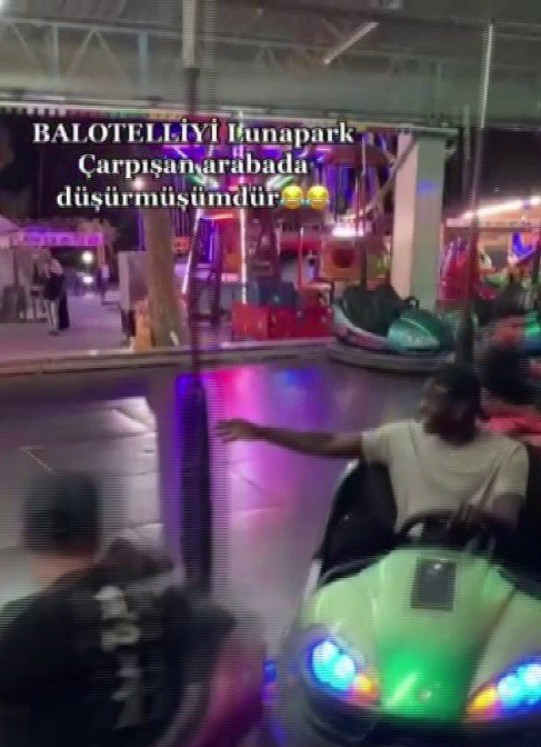 Balotelli Çarpışan Arabaya Binip Eğlendi