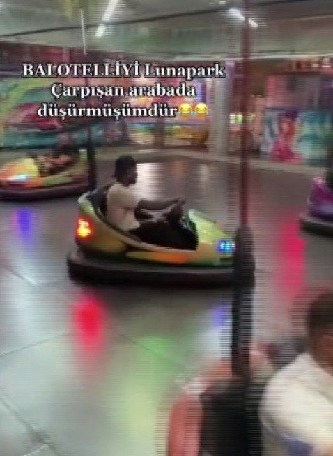 Balotelli Çarpışan Arabaya Binip Eğlendi