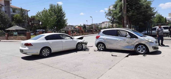 İ̇ki Otomobil Çarpıştı: 4 Yaralı