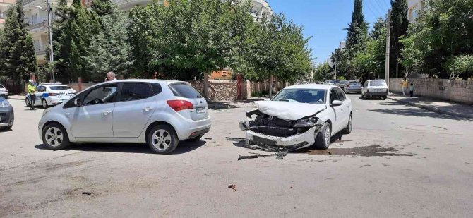 İ̇ki Otomobil Çarpıştı: 4 Yaralı