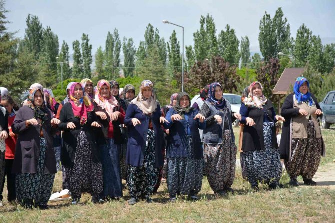 Köylüler Yağmur İçin Ellerini Semaya Açtı