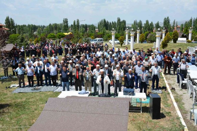 Köylüler Yağmur İçin Ellerini Semaya Açtı