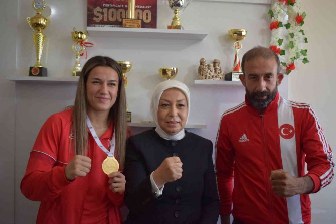 Ak Parti’den Dünya Şampiyonu Akbaş’a Ziyaret
