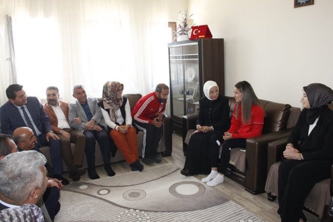 Ak Parti’den Dünya Şampiyonu Akbaş’a Ziyaret