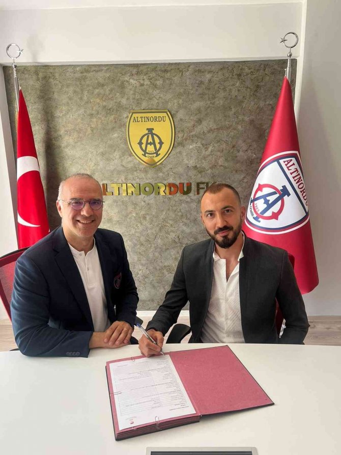 Altınordu’da Ahmet İ̇lhan Özek’in Sözleşmesi Uzatıldı