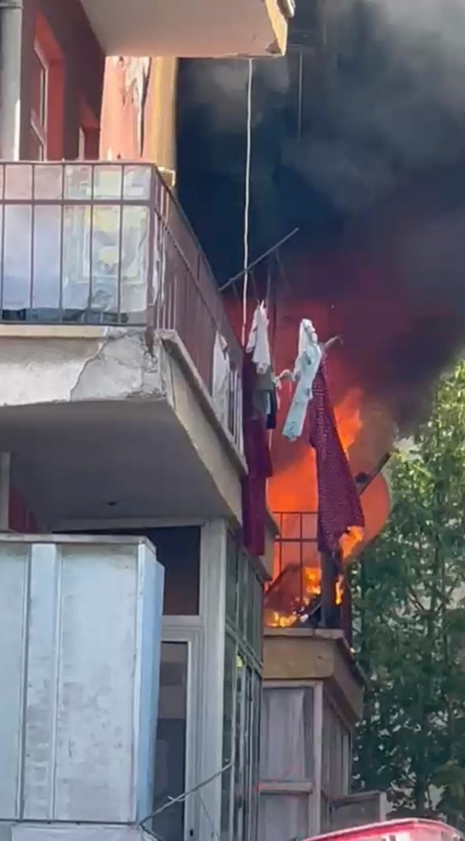 Ankara’da Korkutan Yangın, 1 Kişi Hastaneye Kaldırıldı