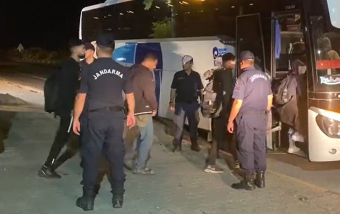 Alanya’da Yakalanan 36 Kaçak Göçmen İ̇l Göç İ̇daresi Müdürlüğüne Gönderildi