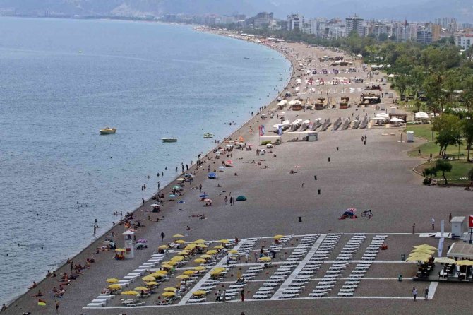 Antalya’da Termometreler 36 Dereceyi Gösterdi, Tatilciler Sahillere Akın Etti