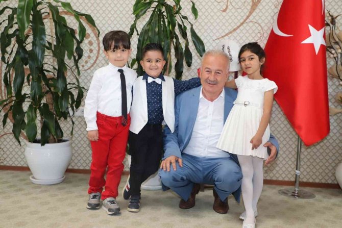 Annesiyle Birlikte Yaşamını Yitiren Defne’den Geriye Başkanın Makam Koltuğundaki Görüntüleri Kaldı