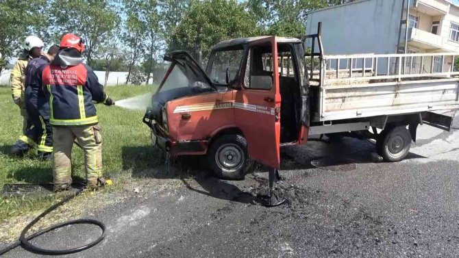 Arnavutköy’de Seyir Halindeki Kamyonet Alev Alev Yandı
