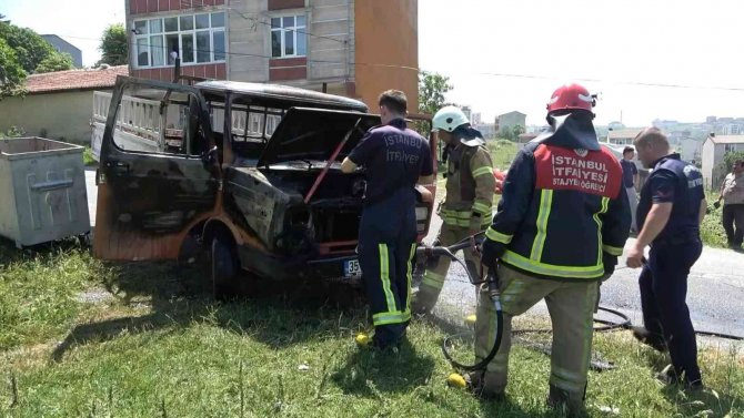 Arnavutköy’de Seyir Halindeki Kamyonet Alev Alev Yandı